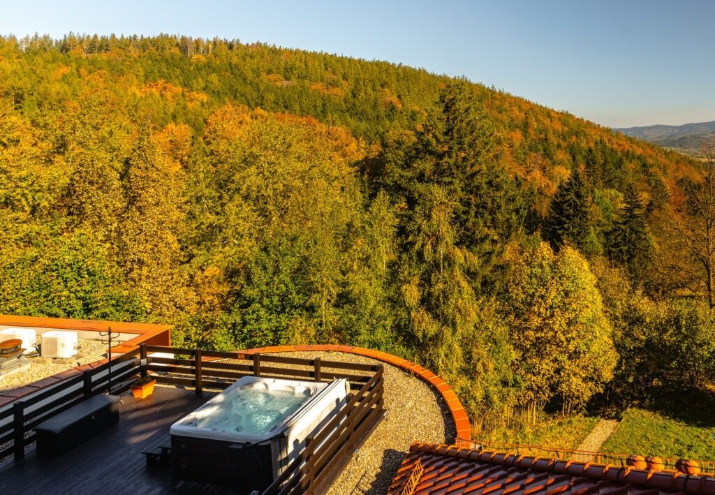 Venkovní vířivka s výhledem na Krkonoše – wellness hotel Karpacz