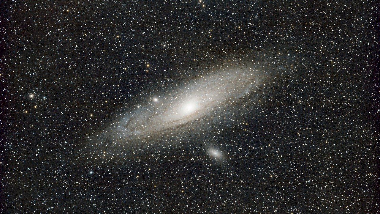 Sedmnáct Mléčných drah v řadě. Tak široká je největší známá galaxie